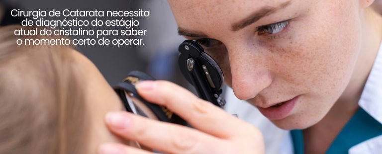 médico oftalmologista realizando exame em paciente