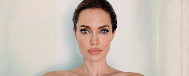Retrato de mulher com olhos expressivos e pele clara