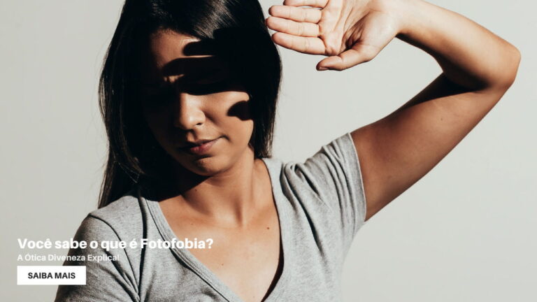 mulher de frente para uma luz forte, bloqueando a luz com sua mão, criando sombra em seu rosto