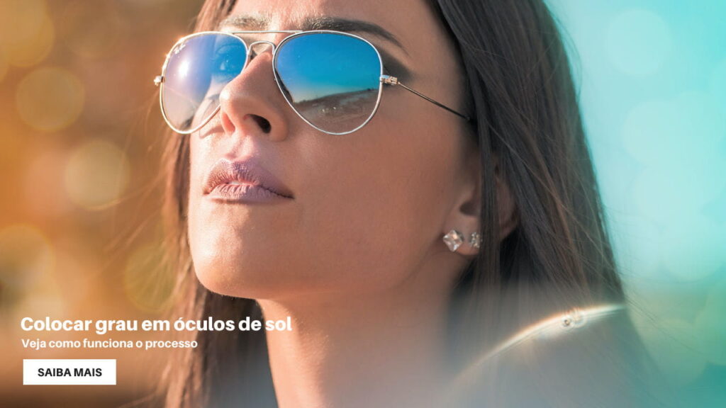Mulher morena olhando para cima com oculos de sol de grau com sol batendo em seu rosto