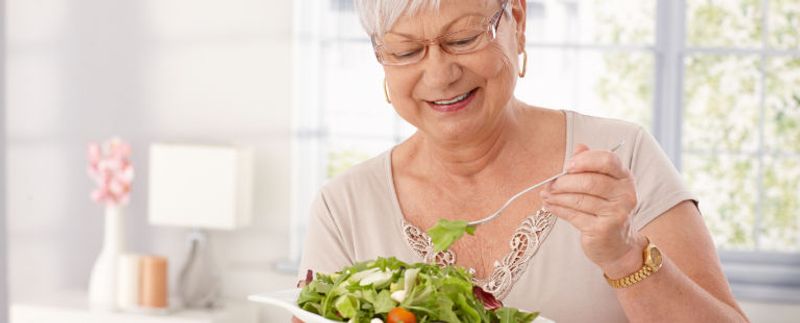 senhora comendo salada Peixes