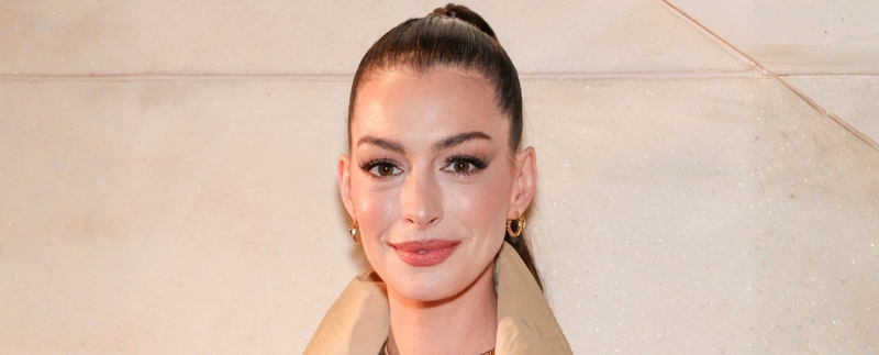 Atriz Anne Hathaway sorrindo para a câmera