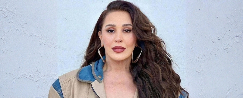 Mulher com cabelo ondulado e maquiagem destacada