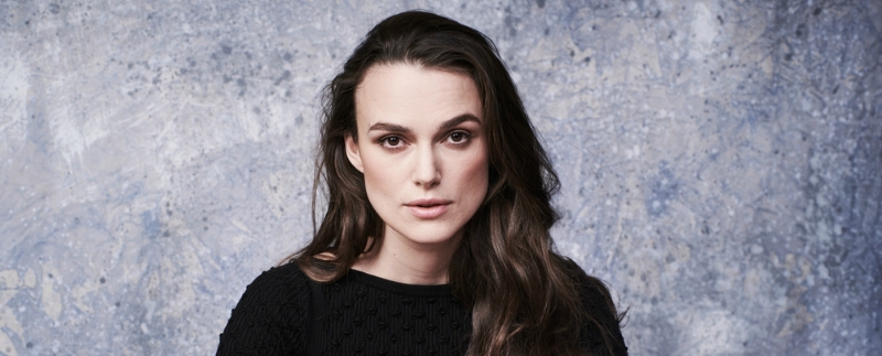 Retrato de mulher com cabelo longo e fundo texturizado