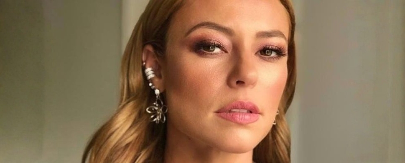 Retrato close-up de uma mulher com maquiagem sofisticada