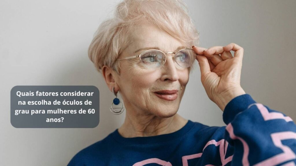 Idosa de 60 anos segurando oculos de grau