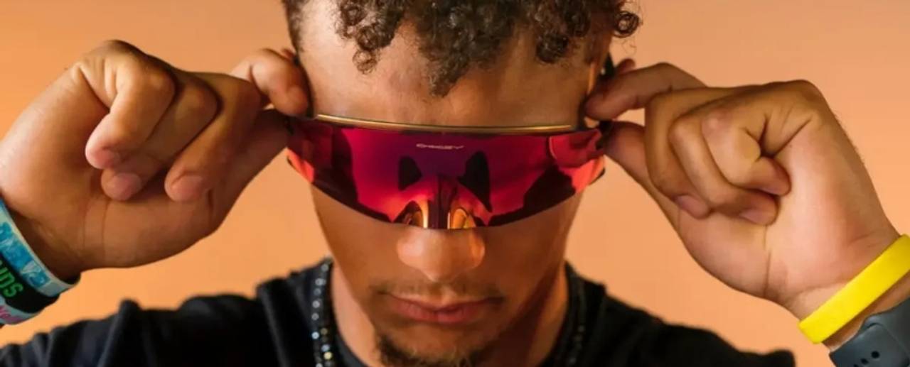 Modelo uando modelo de óculos da Oakley