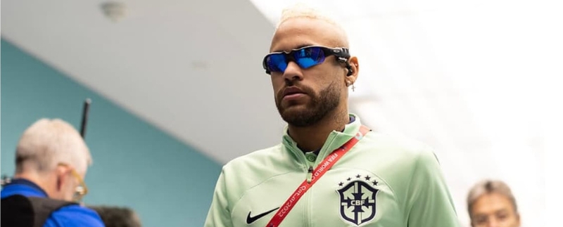 Neymar Junior usando um óculos da Oakley