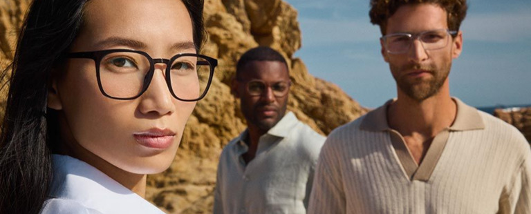 Grupo de jovens na praia usando óculos estilosos