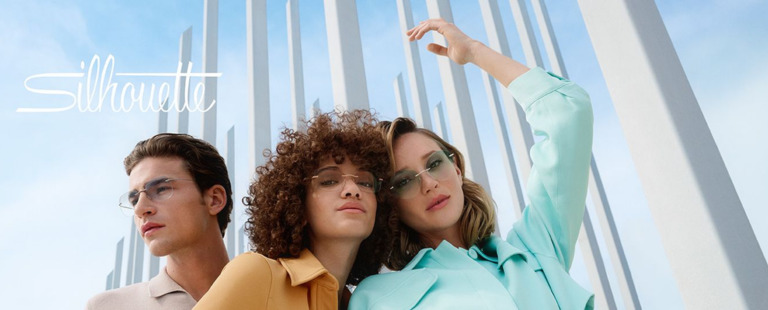 Modelos com óculos da Silhouette em ambiente urbano.