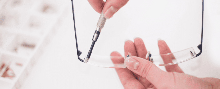 Ajuste de armação de óculos com ferramenta