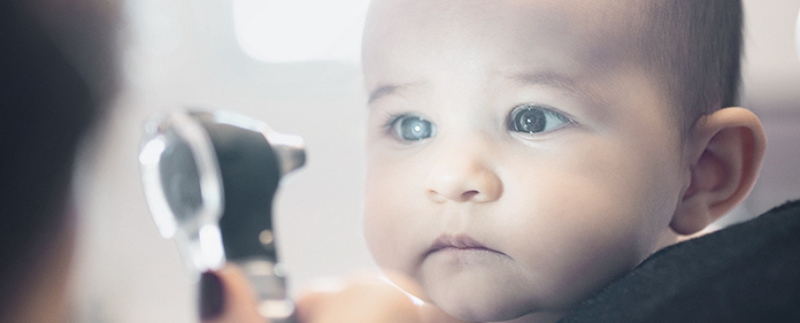 Bebê sendo examinado por um médico