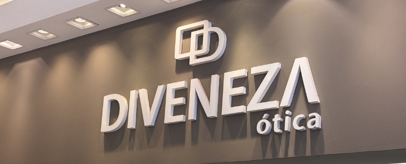 Logotipo da Divenza Ótica em destaque na parede