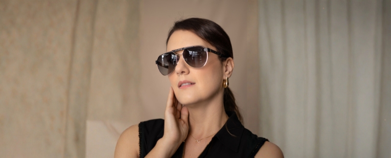 Mulher com óculos escuros e brinco elegante