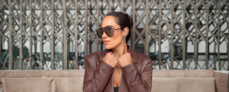 Mulher com óculos escuros em ambiente elegante