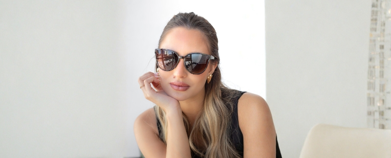 Mulher com óculos escuros em ambiente moderno