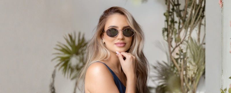 Mulher com óculos escuros em ambiente tropical