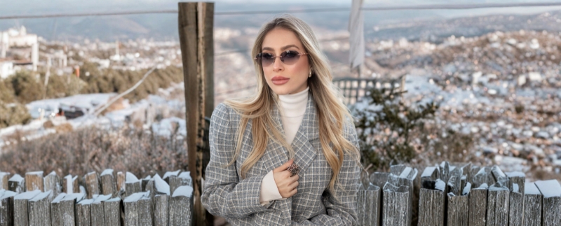 Mulher com óculos em paisagem urbana de inverno