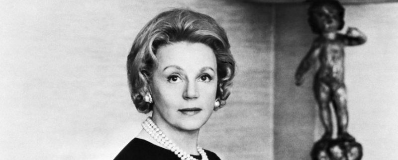 Retrato em preto e branco de uma mulher com joias