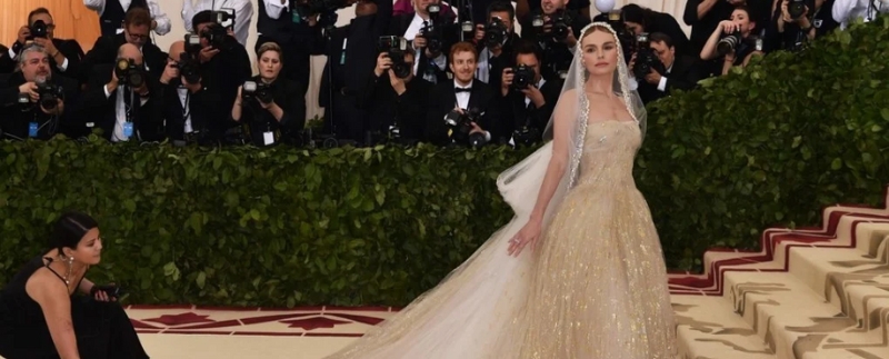 Celebridade em vestido dourado no tapete vermelho