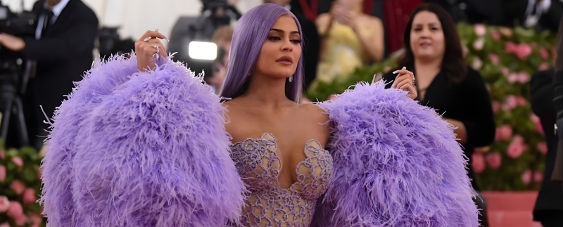 Kylie Jenner no Met Gala com vestido roxo distinto