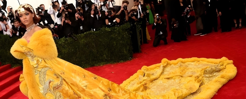 Rihanna deslumbrante no Met Gala com vestido amarelo