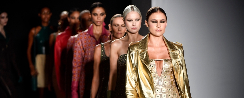 Desfile de moda com modelos em trajes elegantes