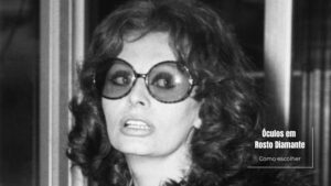 Mulher com óculos grandes em estilo retro