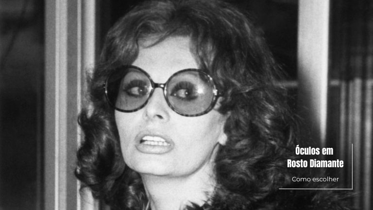 Mulher com óculos grandes em estilo retro